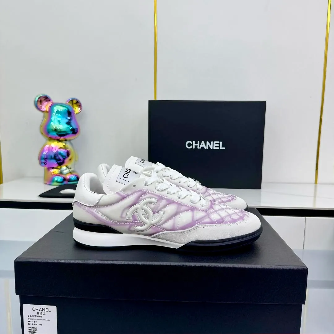 👟👟Ex-factory price 640👟👟 Top version Chanel Chanel - 2025 counter top casual sports shoes This sneaker is a classic design; the upper is electro-embroidered with a variety of techniques; the outsole is fashionable and sporty; it is unusual to incorporate a variety of color matching elements... The diversified mix and match is very beautiful and versatile, and can be used for leisure, fashion, sports and outdoor... ꫛꫀꪝ Go➫ Material: ❶The upper is made of: original cowhide ❷The inner lining is made of: original imported sheepskin ❸The outsole is based on: original TPU combination outsole Full set of boutique packaging for women 35–41 👉